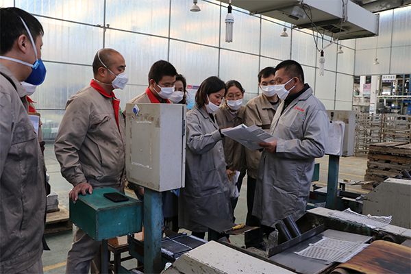 审核老师朱铭老师对生产现场进行审核